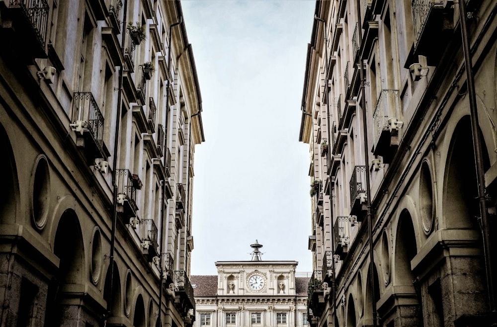 Fotografía de ángulo bajo de edificios de gran altura