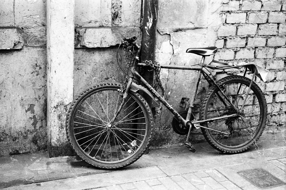 벽에 기대어 있는 검은 색과 회색 자전거