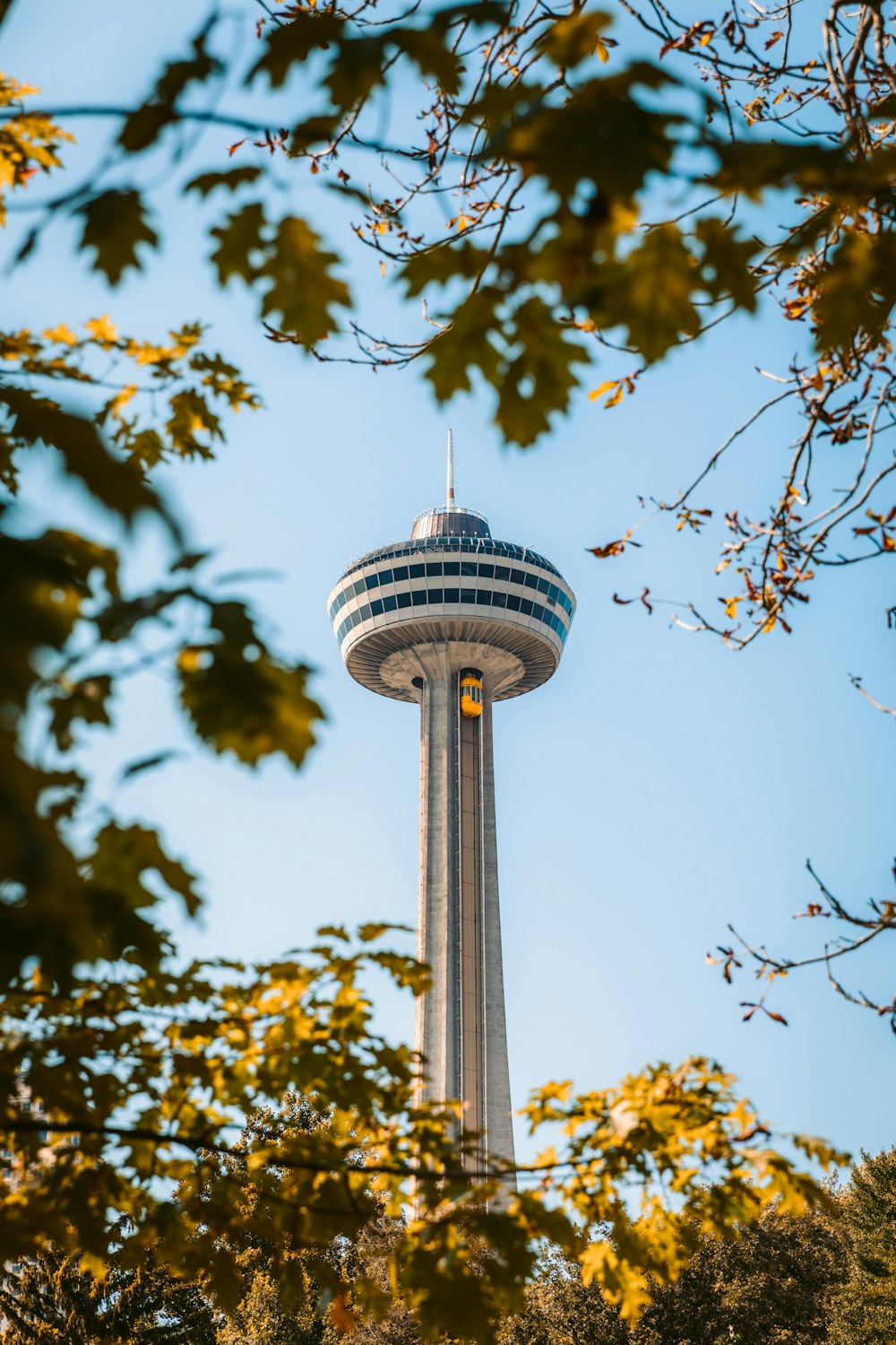 Weißer und grauer Turm unter weißem Himmel während des Tages