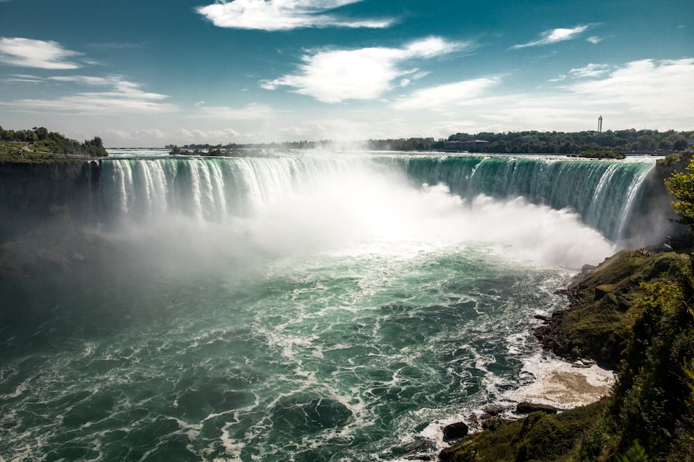 El agua cae bajo el cielo azul durante el día