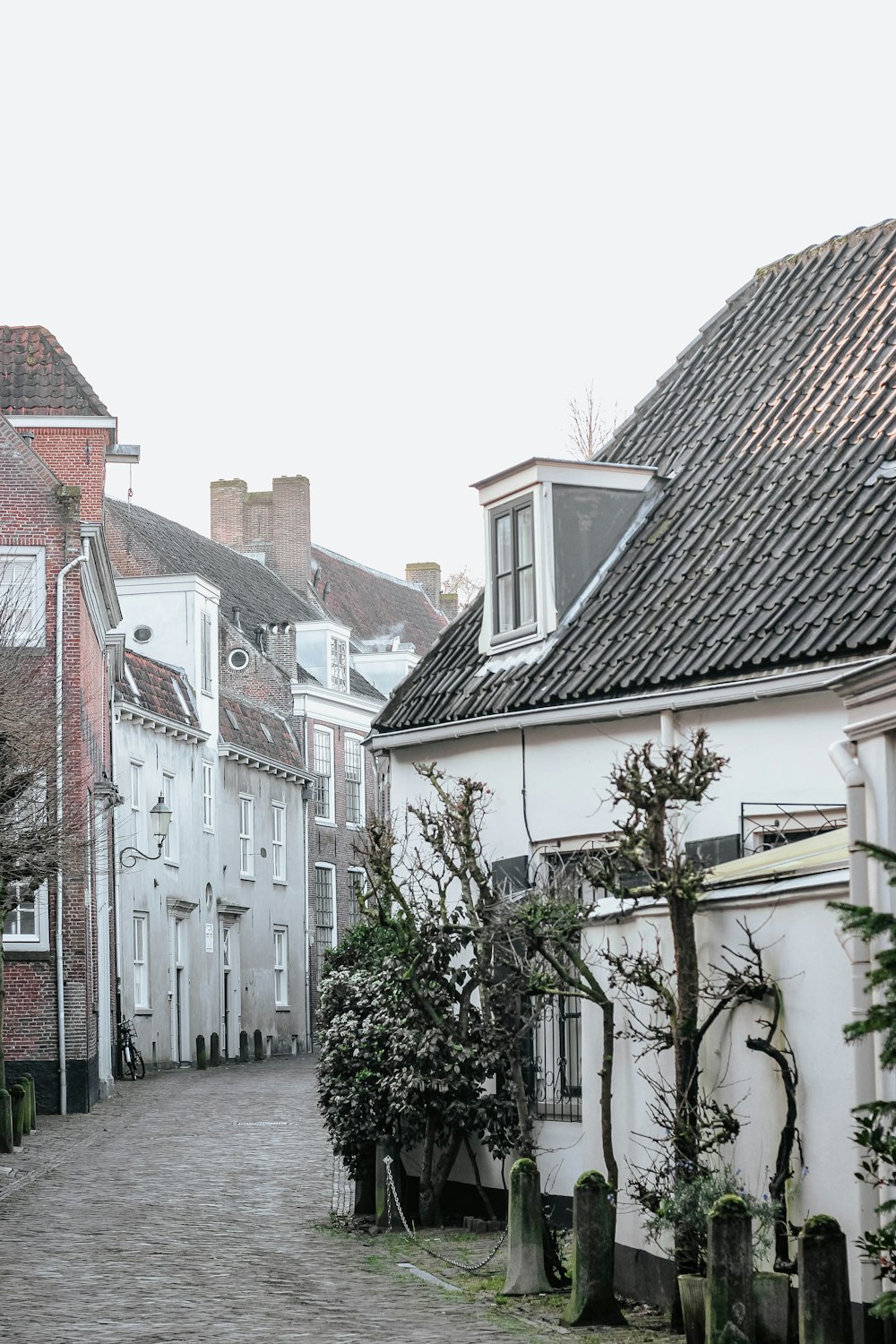 Maisons en béton blanc et brun pendant la journée