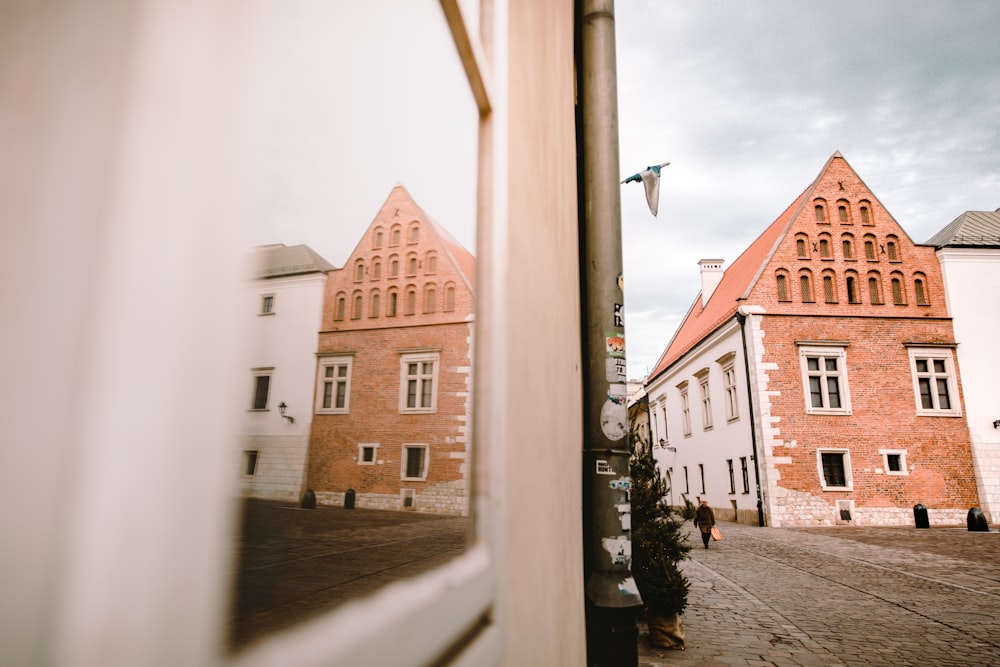 braunes Betongebäude tagsüber