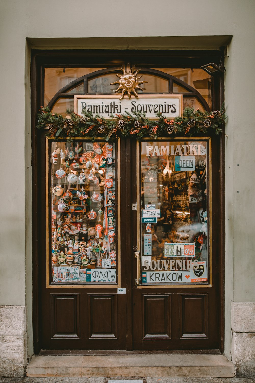 porta in vetro con cornice in legno marrone