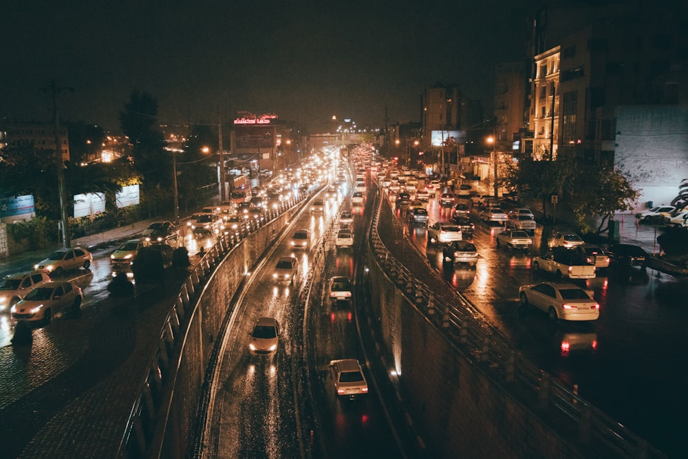 Coches en la carretera durante la noche