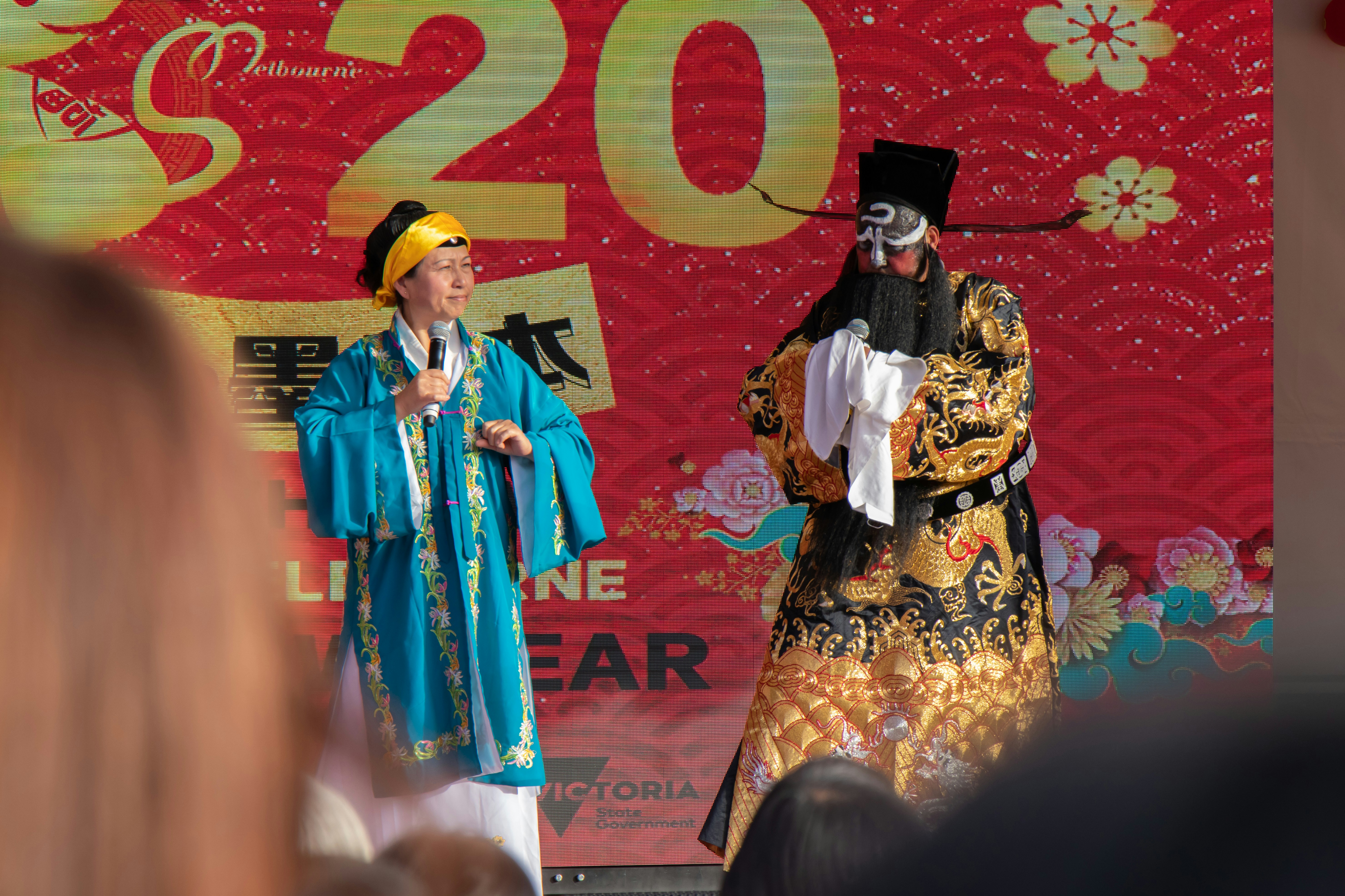 Wanita dengan pakaian tradisional biru dan emas