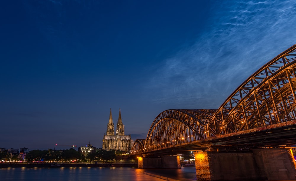 ponte sobre o corpo de água durante a noite