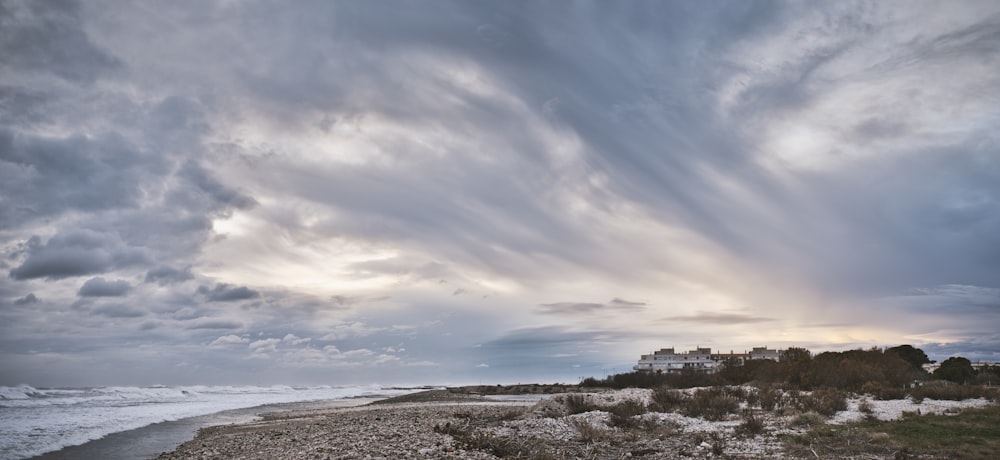 Bâtiments en béton brun et blanc sous un ciel bleu pendant la journée