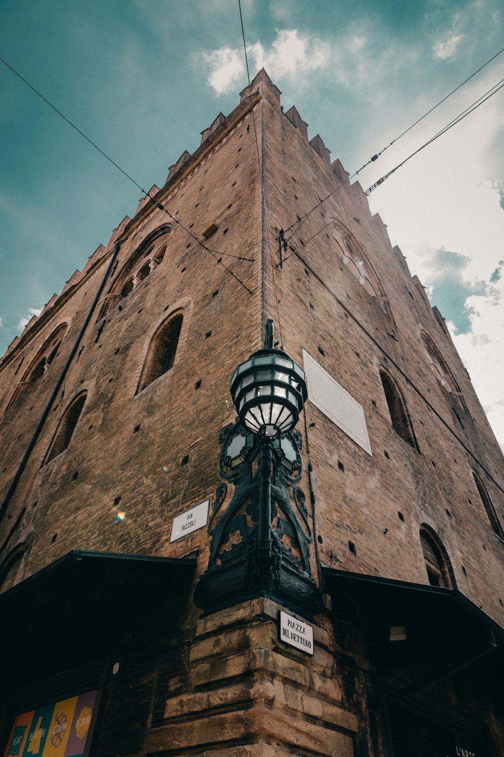 edificio in cemento marrone sotto il cielo blu durante il giorno