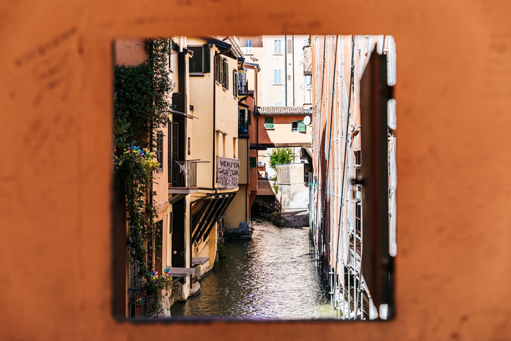 edificio in cemento marrone accanto al fiume durante il giorno