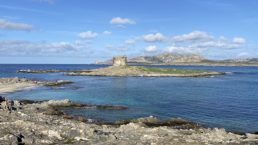 formación rocosa gris en el mar bajo el cielo azul durante el día