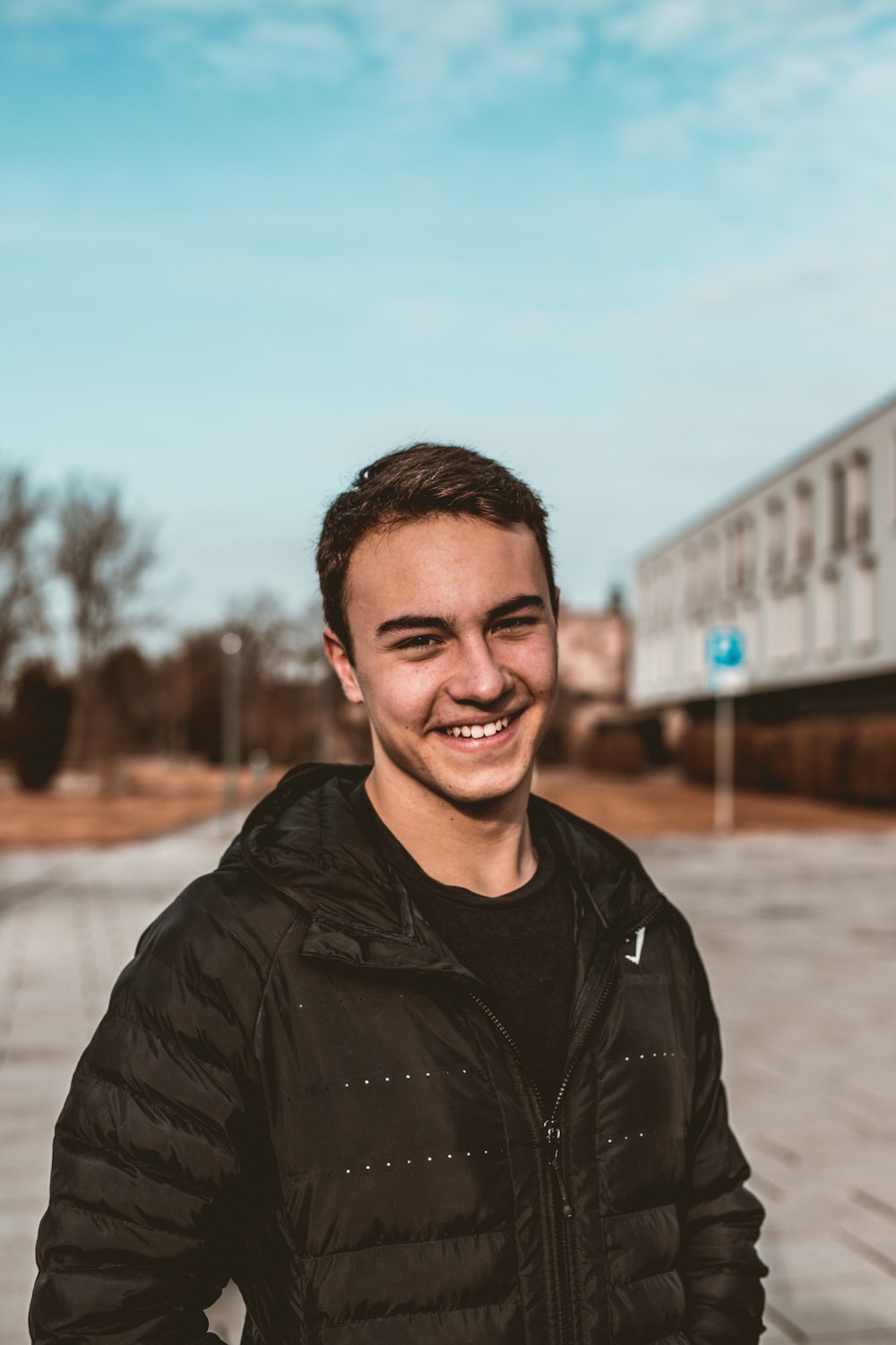 uomo in giacca di pelle nera sorridente