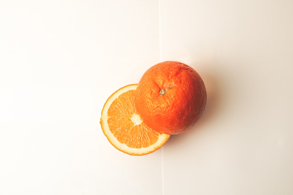 흰색 표면에 주황색 과일