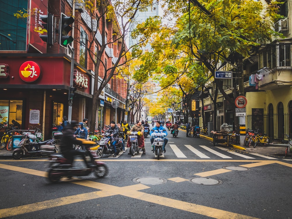 Personas que caminan por el carril peatonal durante el día