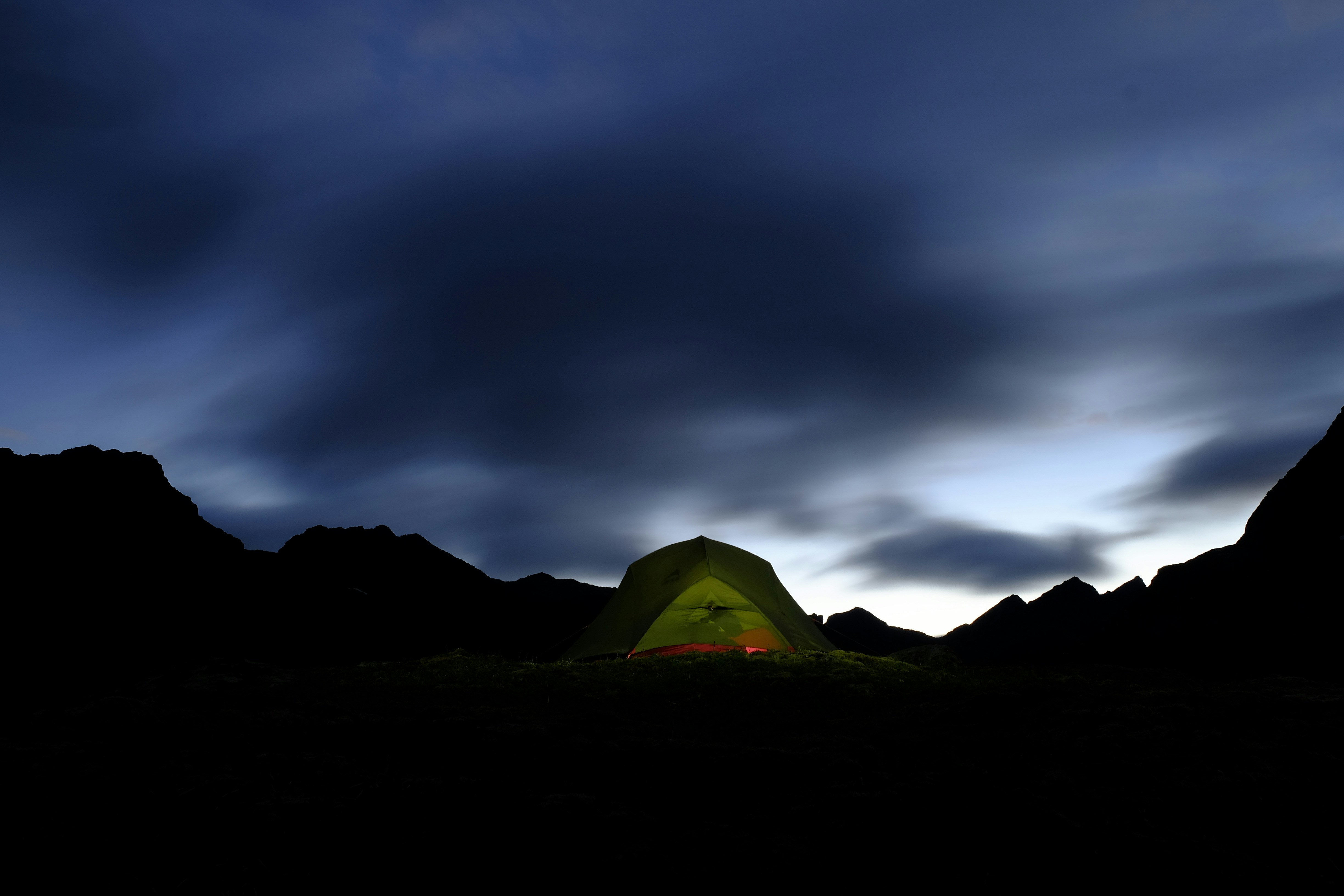 Ultralight tent mountain sunset, ilustrasi artikel The Best Lightweight Shelters for Fast and Light Hiking: Go Further, Carry Less 5