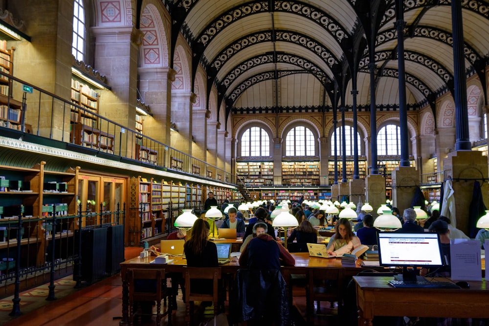 personnes assises sur une chaise à l’intérieur du bâtiment