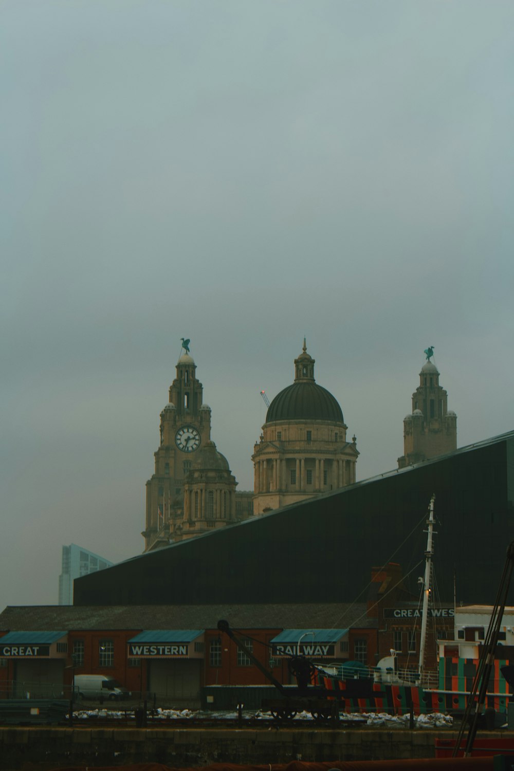 Edificio de cúpula marrón y negro bajo cielo gris