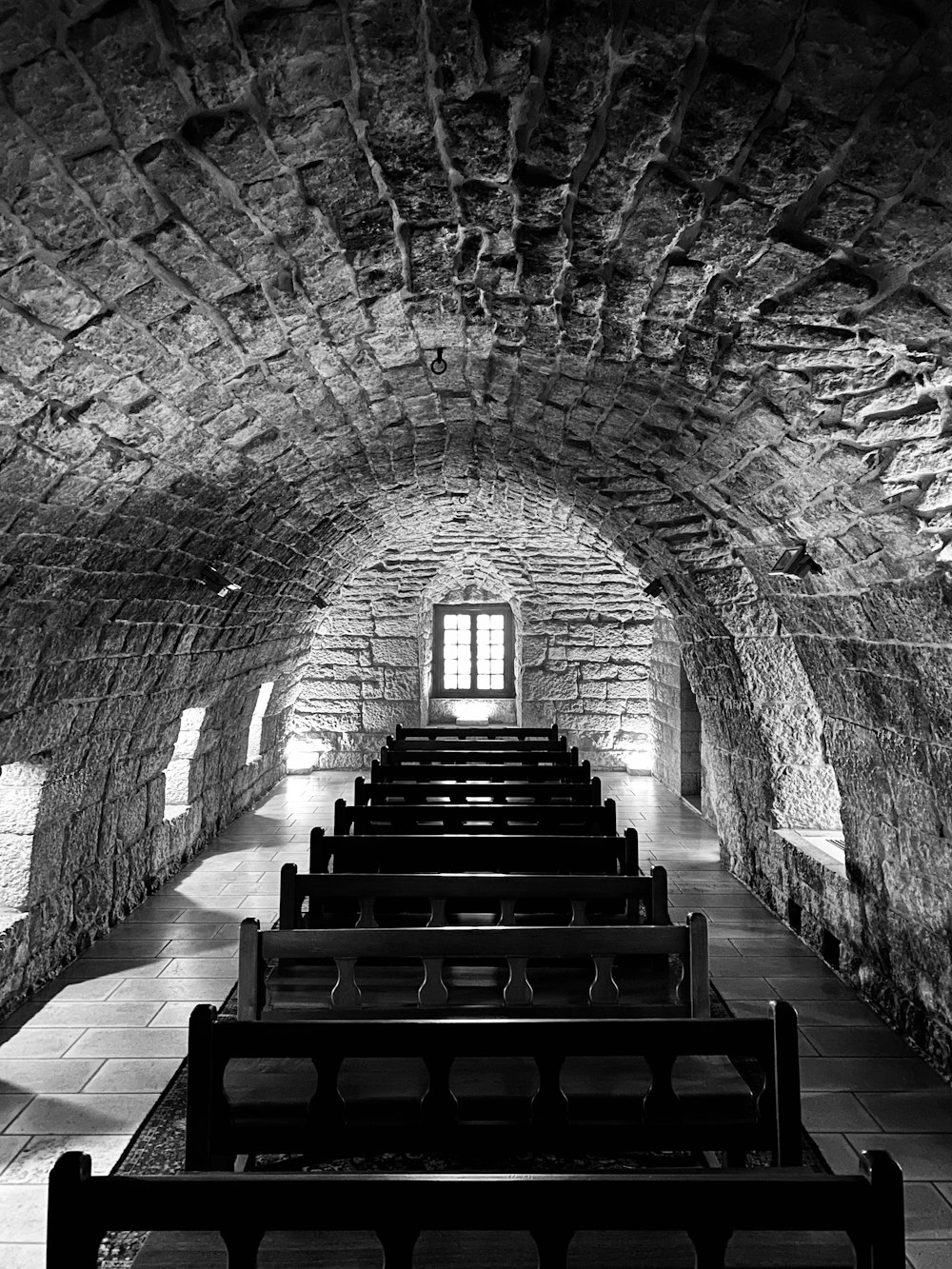 foto in scala di grigi di un edificio in cemento