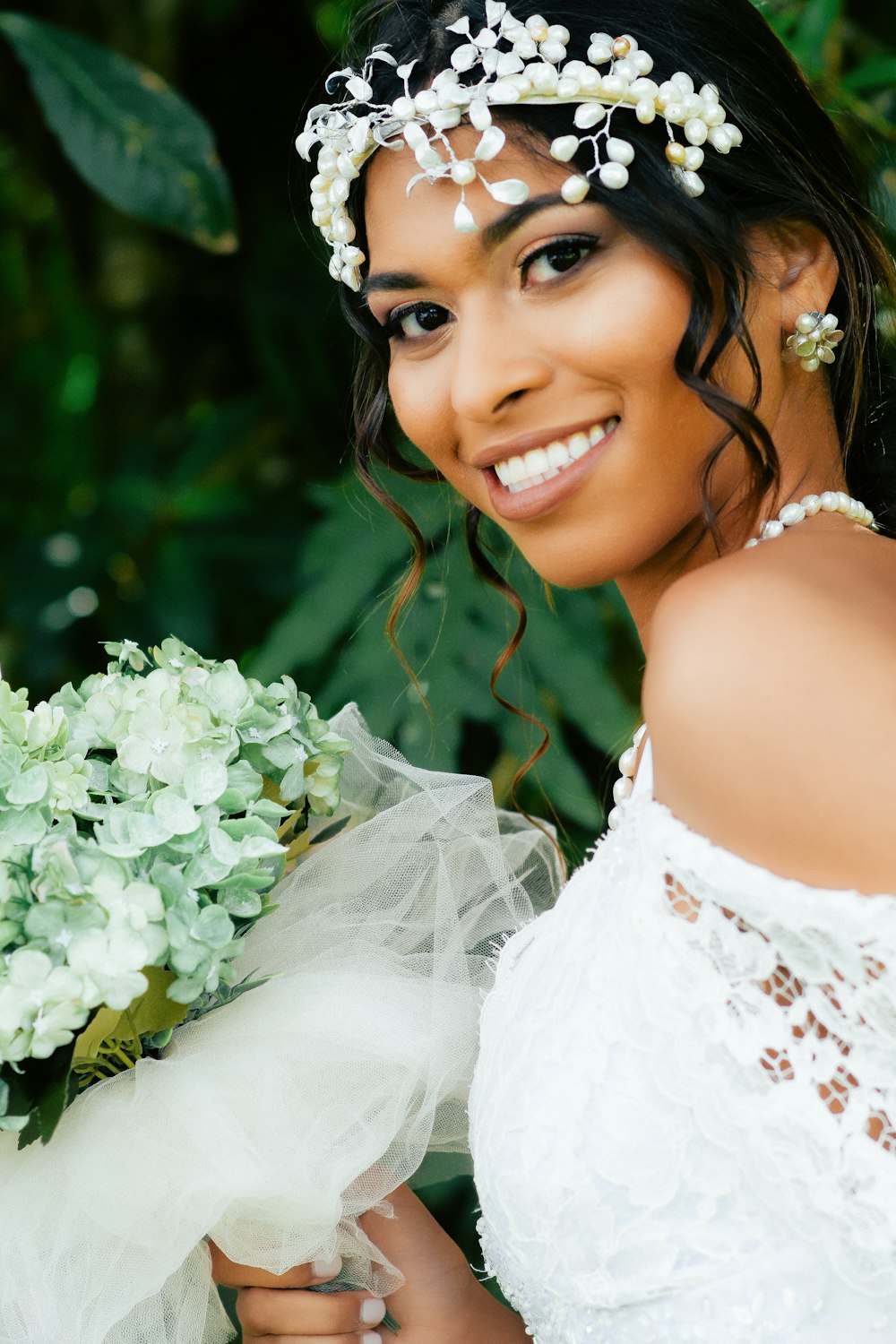 Mujer sonriente en vestido floral blanco con corona floral blanca