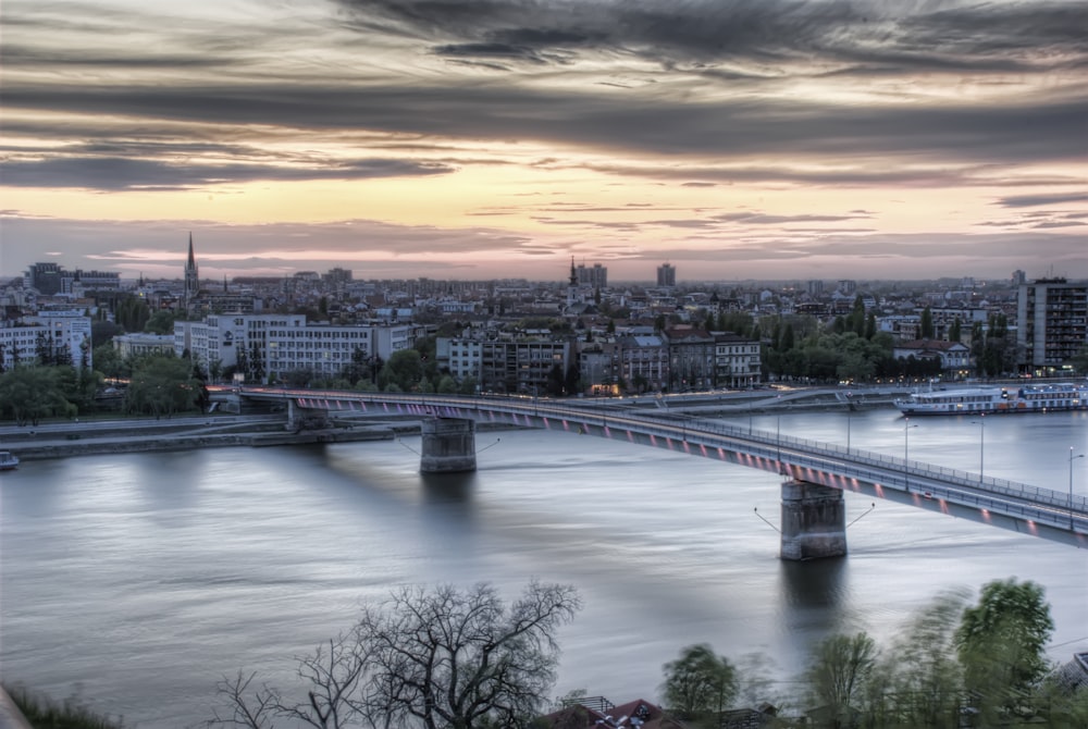 Brücke über den Fluss bei Sonnenuntergang