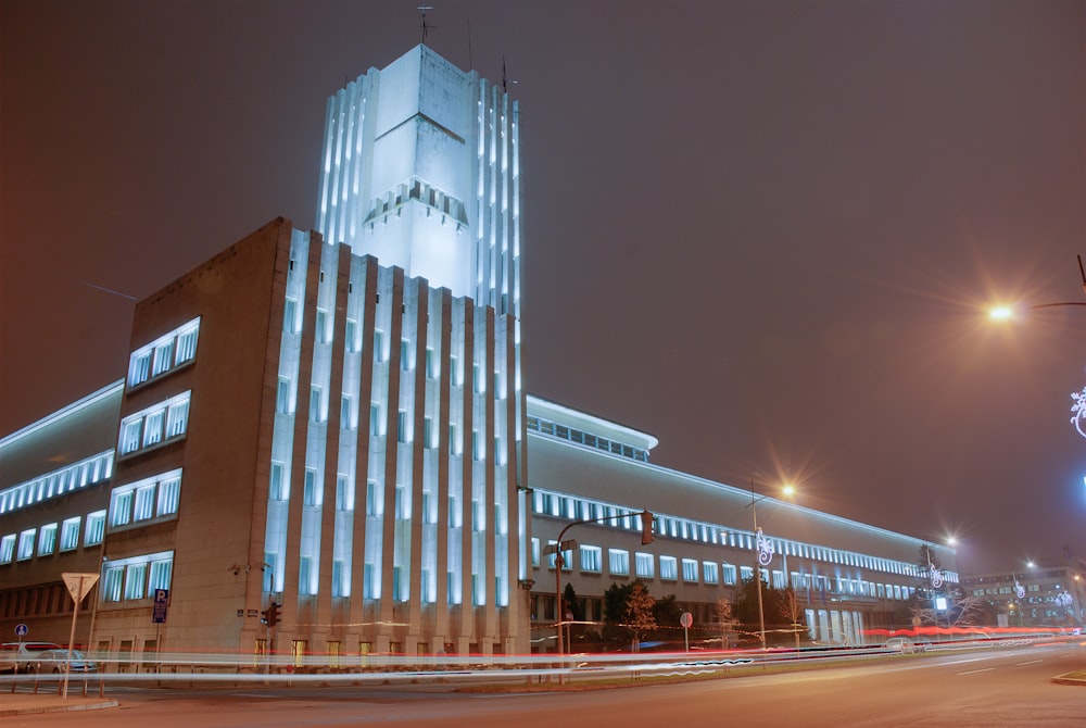 Weißes Betongebäude in der Nacht