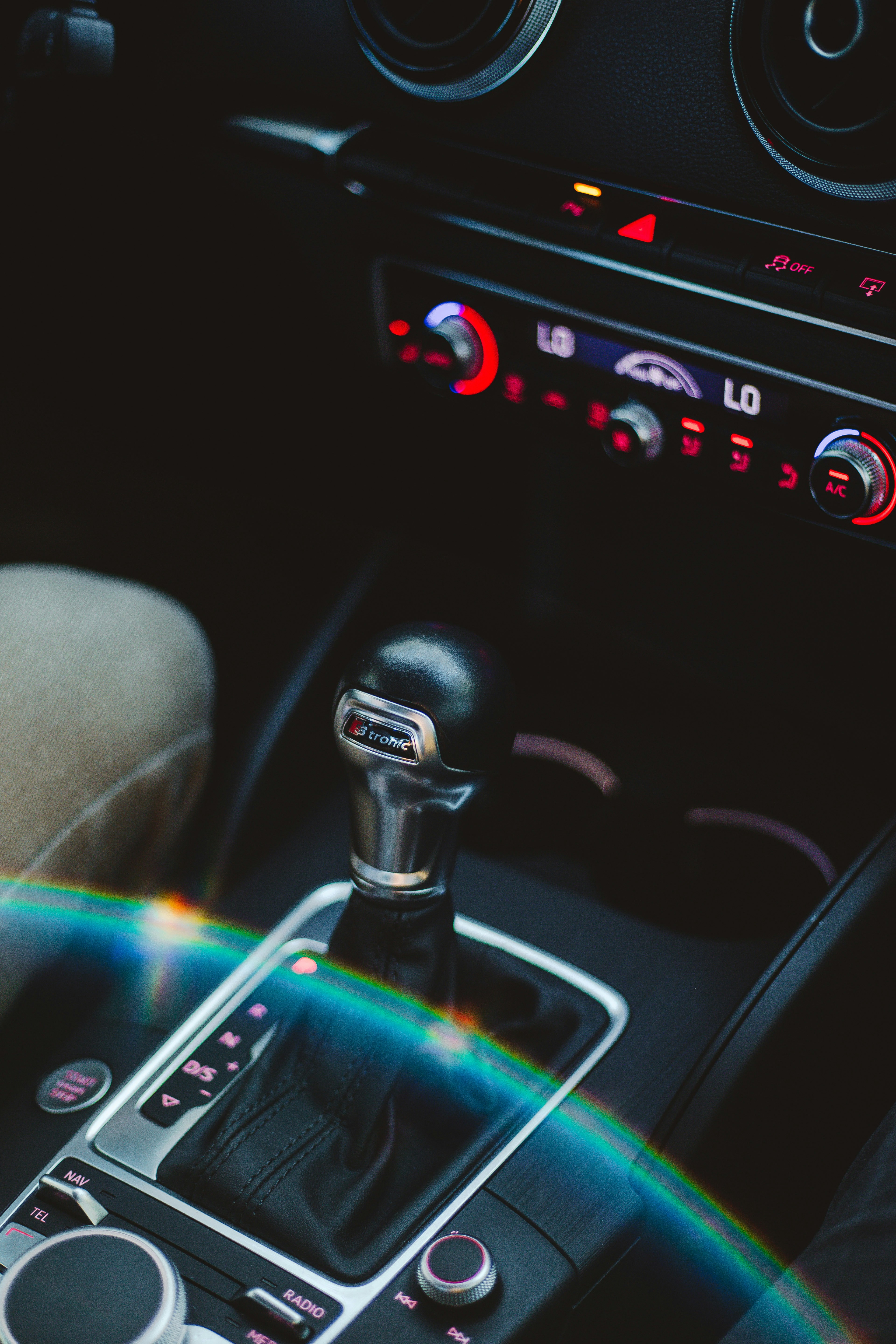 alavanca de câmbio preta e prateada do carro