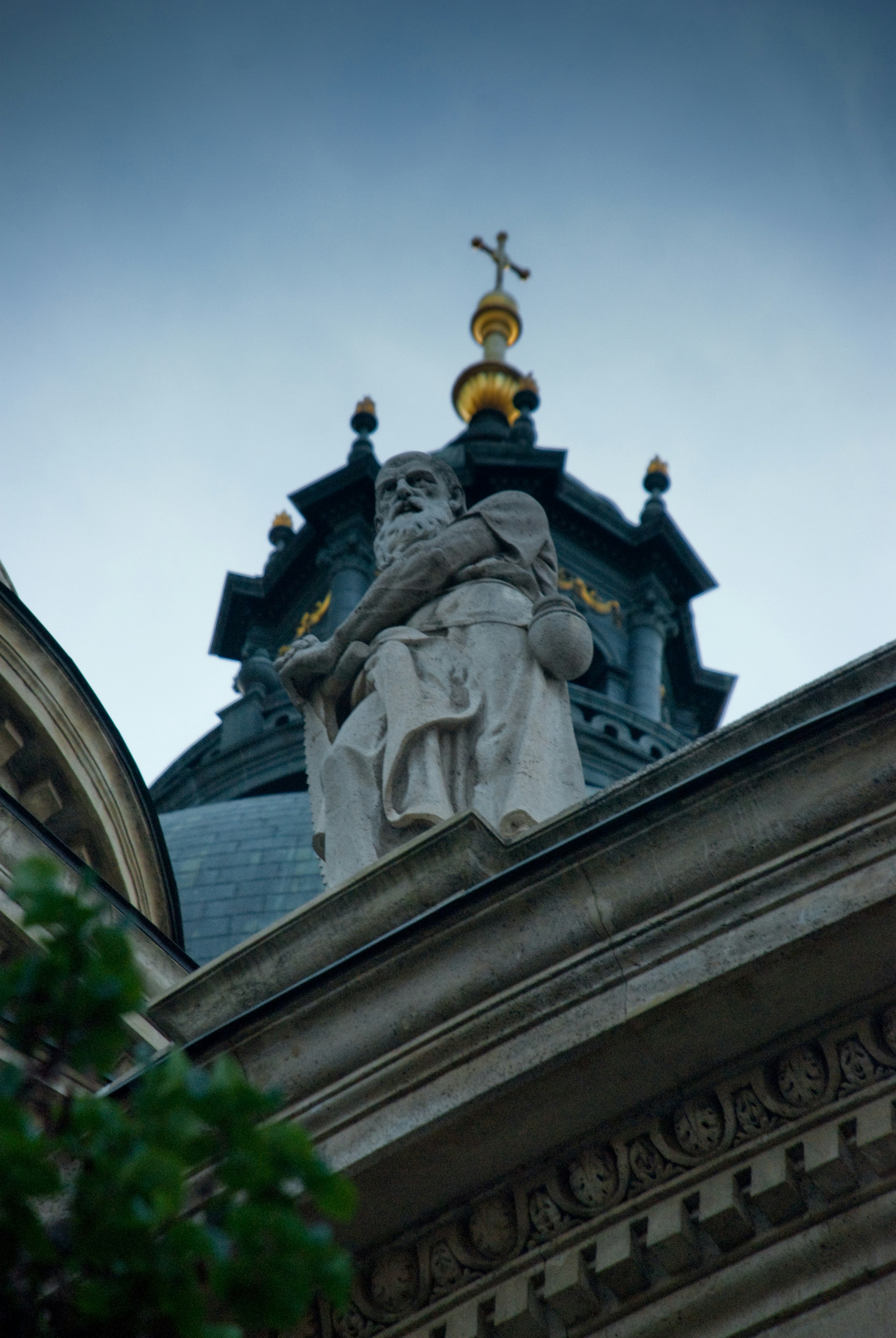 edificio in cemento nero e oro