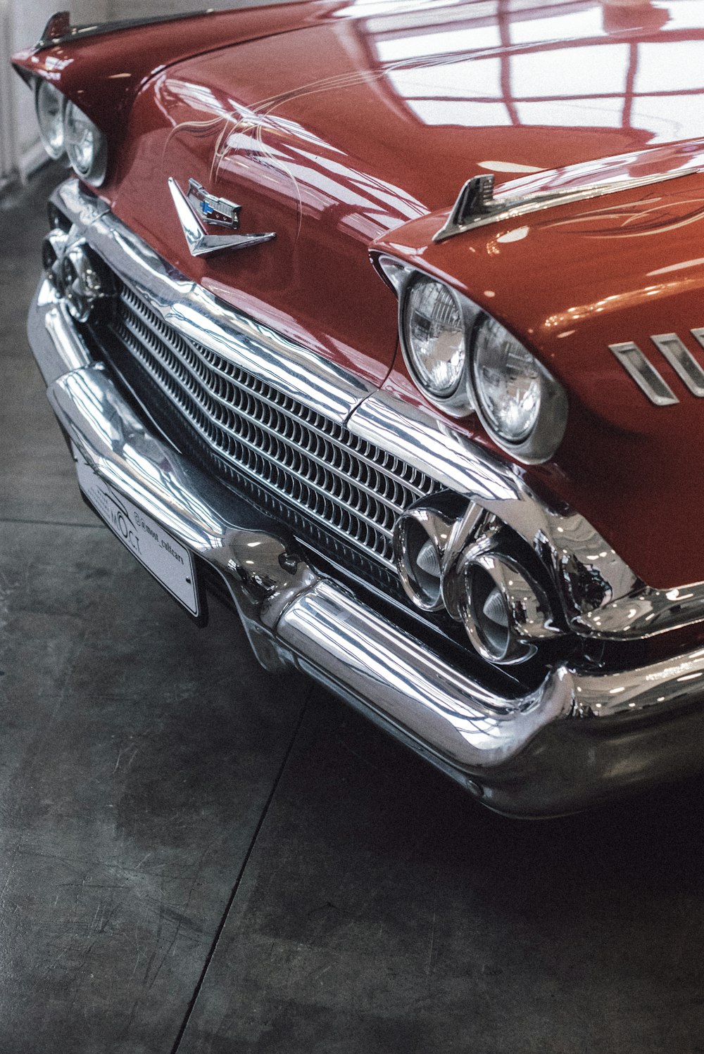 Auto rossa e argento su pavimento grigio