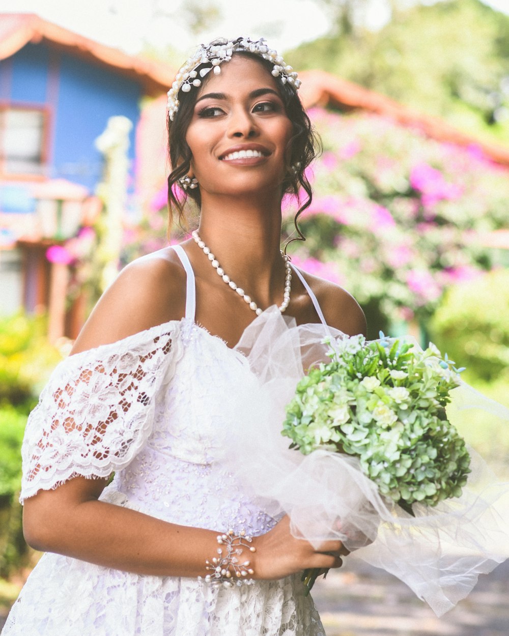 mujer en vestido floral blanco sosteniendo ramo de flores