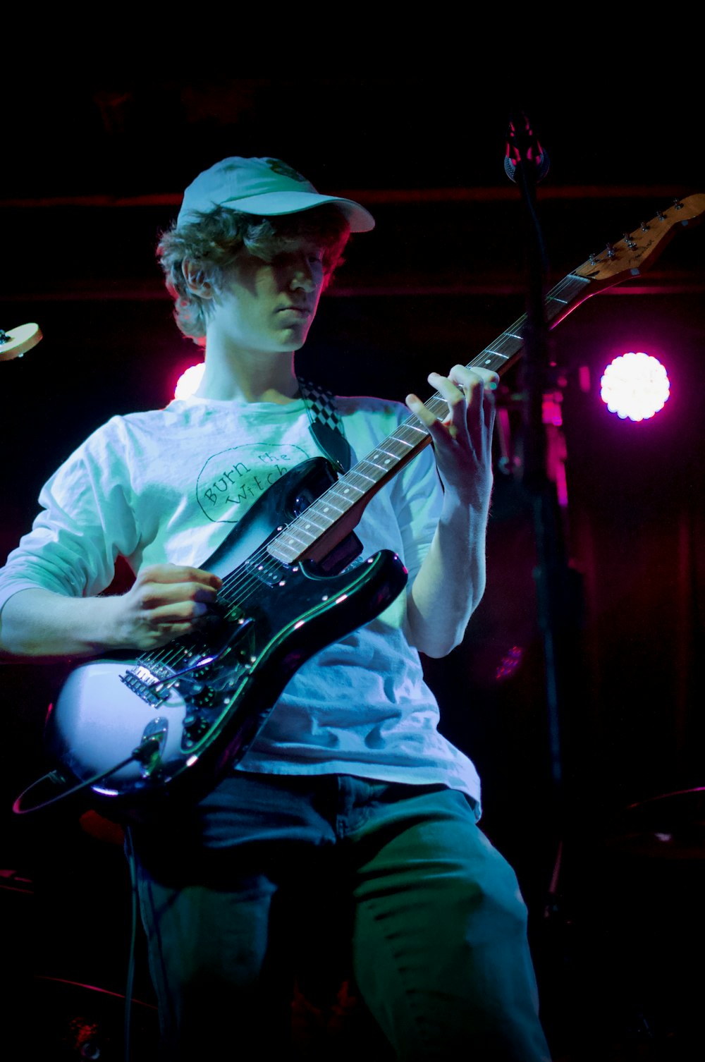 hombre con camisa de vestir blanca tocando la guitarra eléctrica