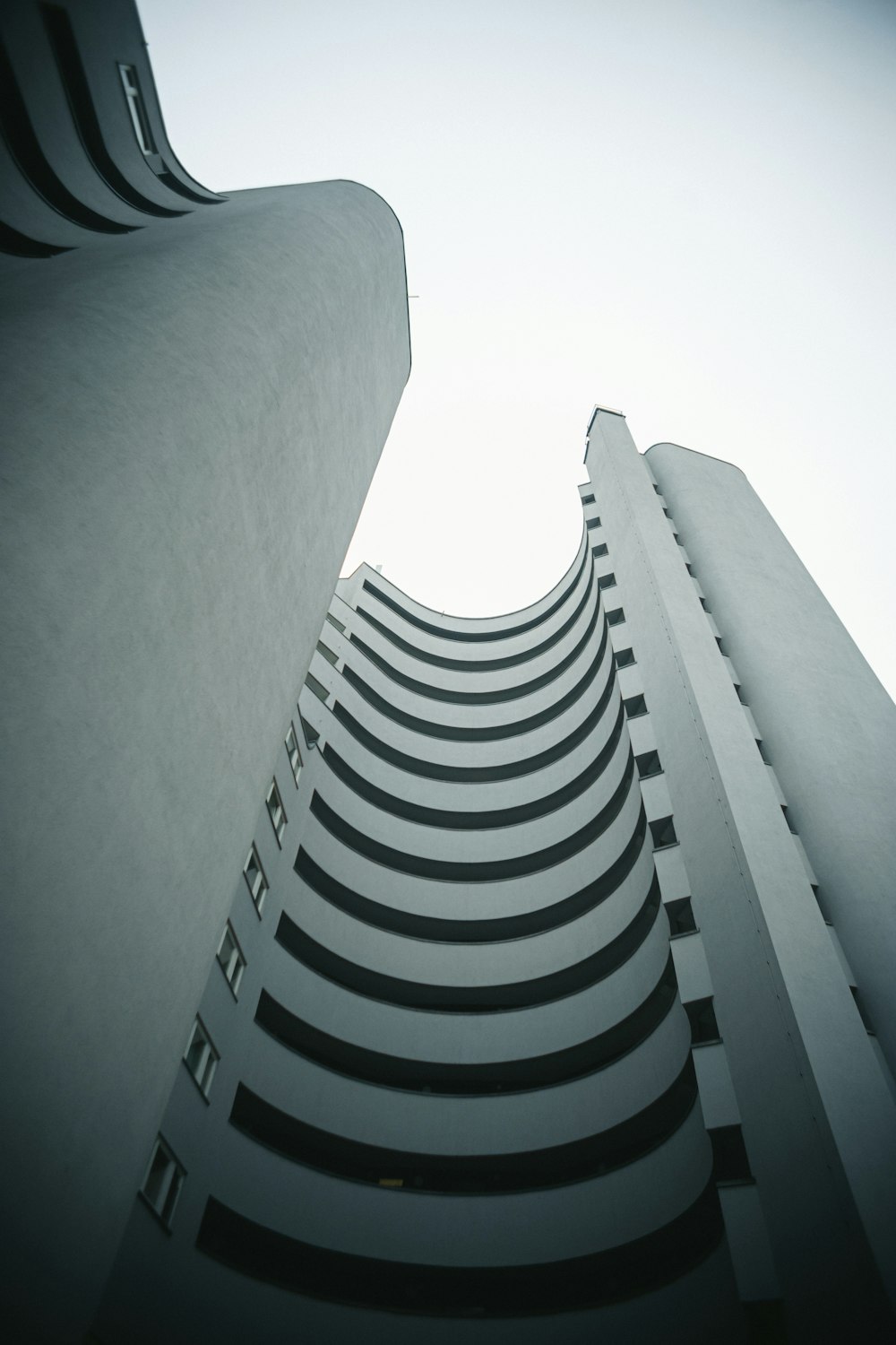 白いコンクリートの建物のローアングル写真
