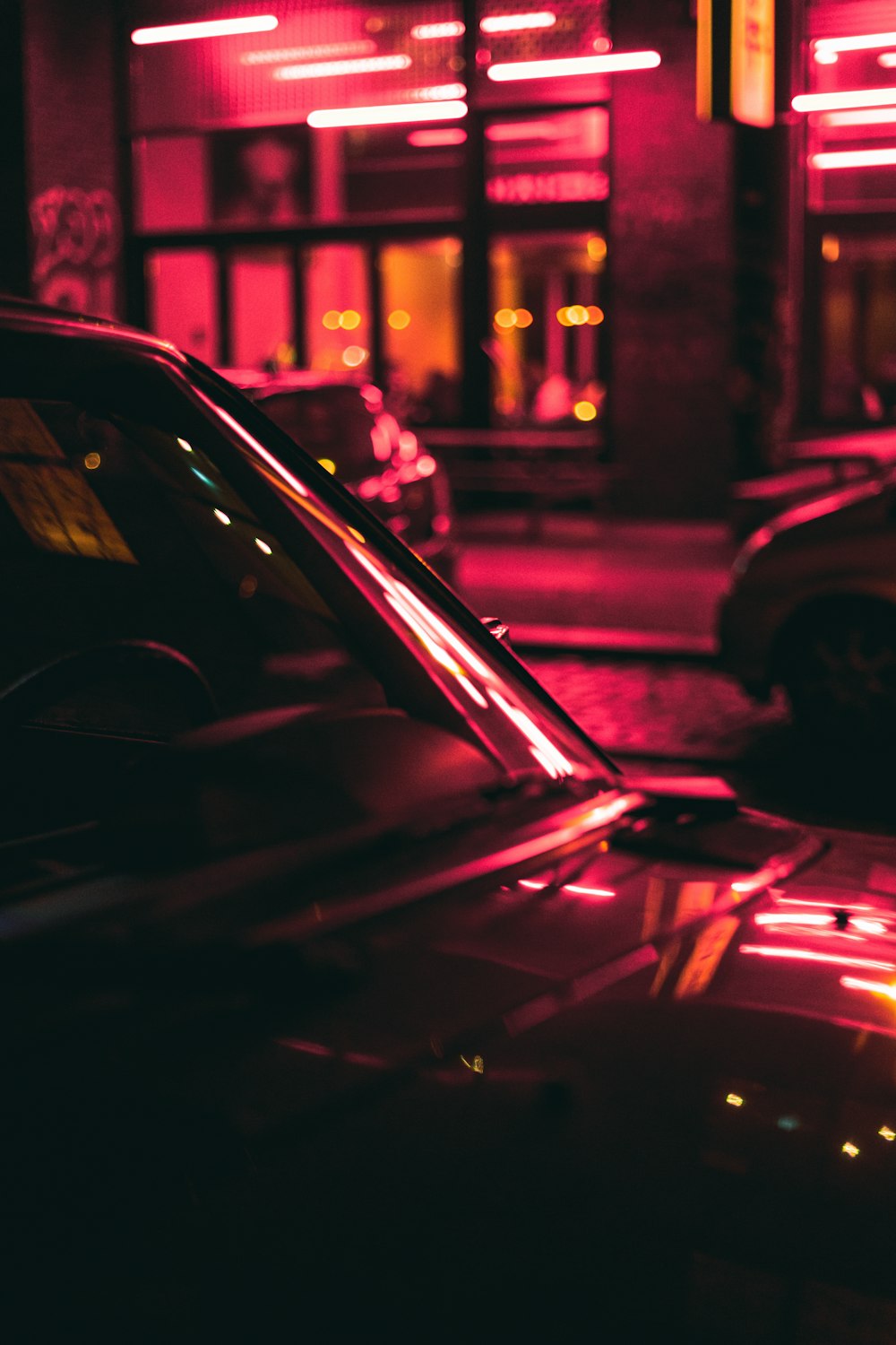 Coche rojo en la carretera durante la noche