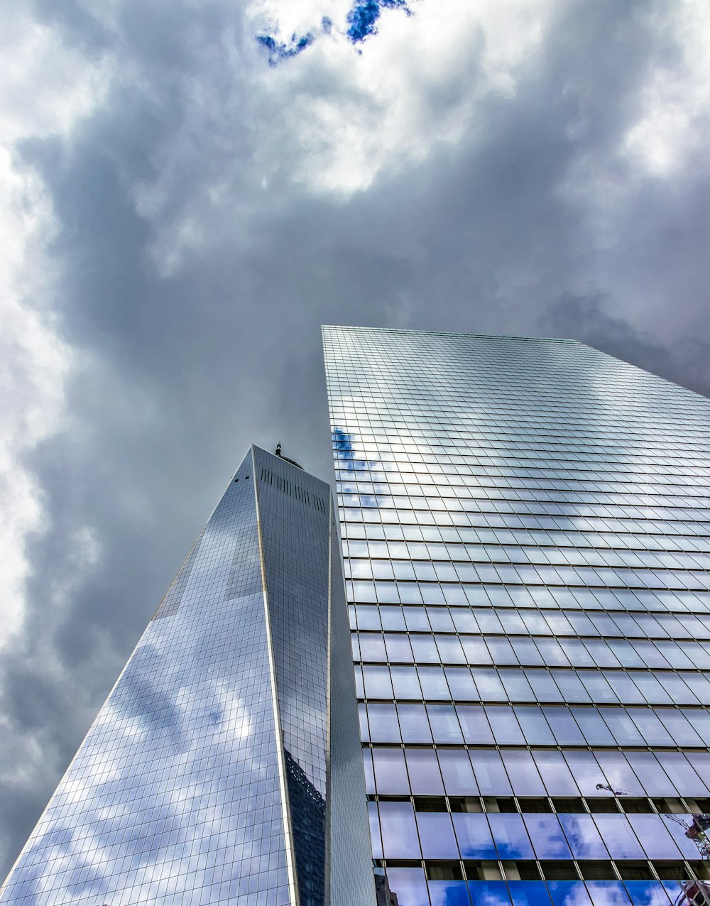 Fotografía de ángulo bajo de edificios de gran altura