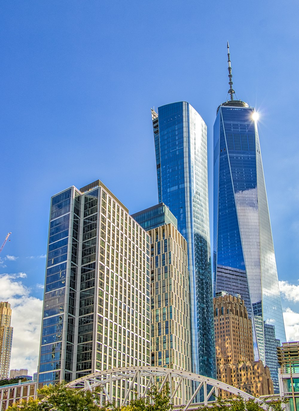 Edificio de gran altura blanco y azul