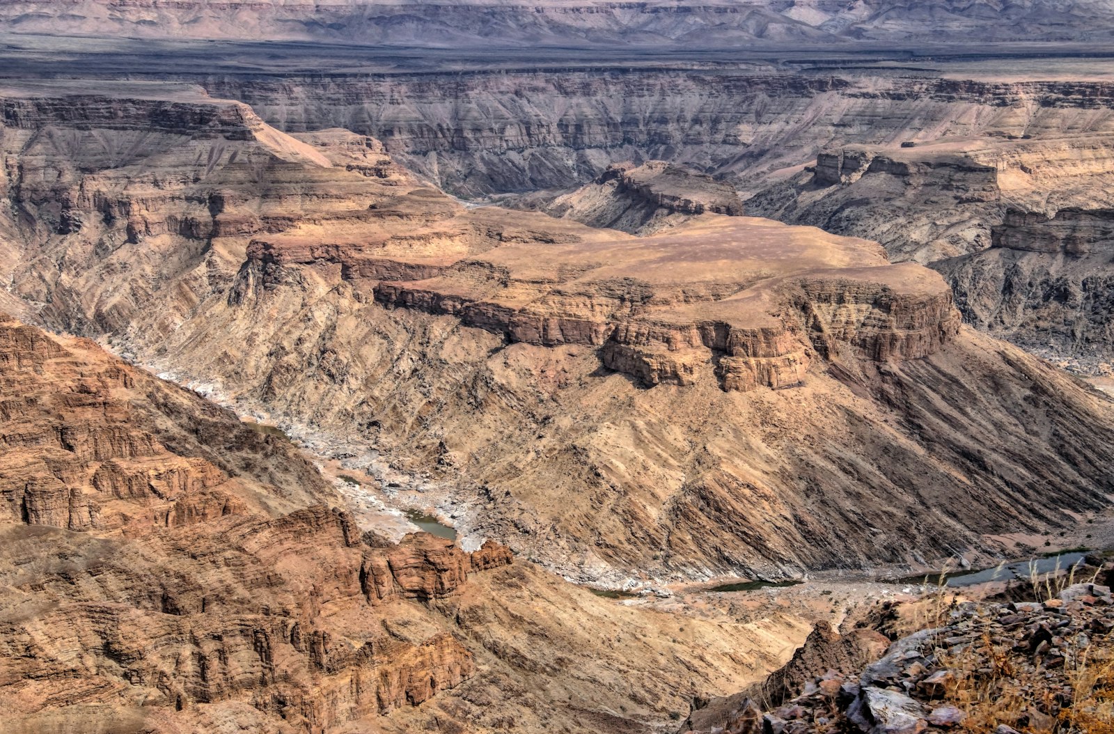 Luftaufnahme des gewundenen Fischfluss-Canyons in Südnamibia