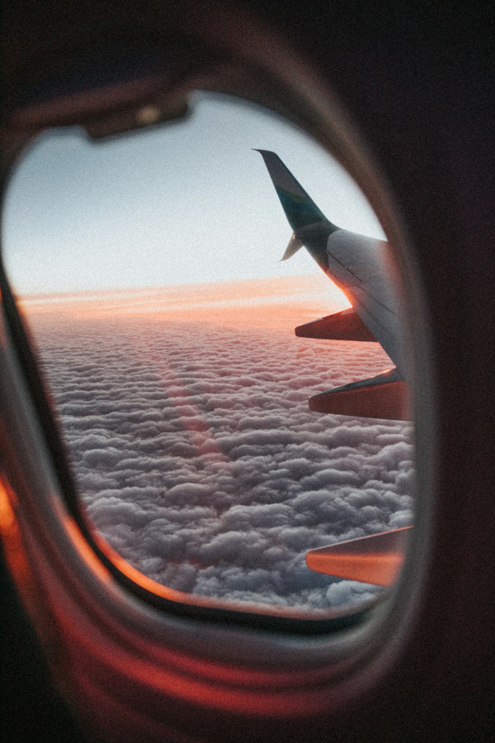 낮 동안 구름의 비행기 창문 보기
