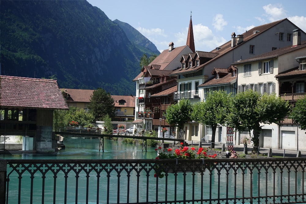 Casa in cemento marrone e bianco vicino allo specchio d'acqua durante il giorno