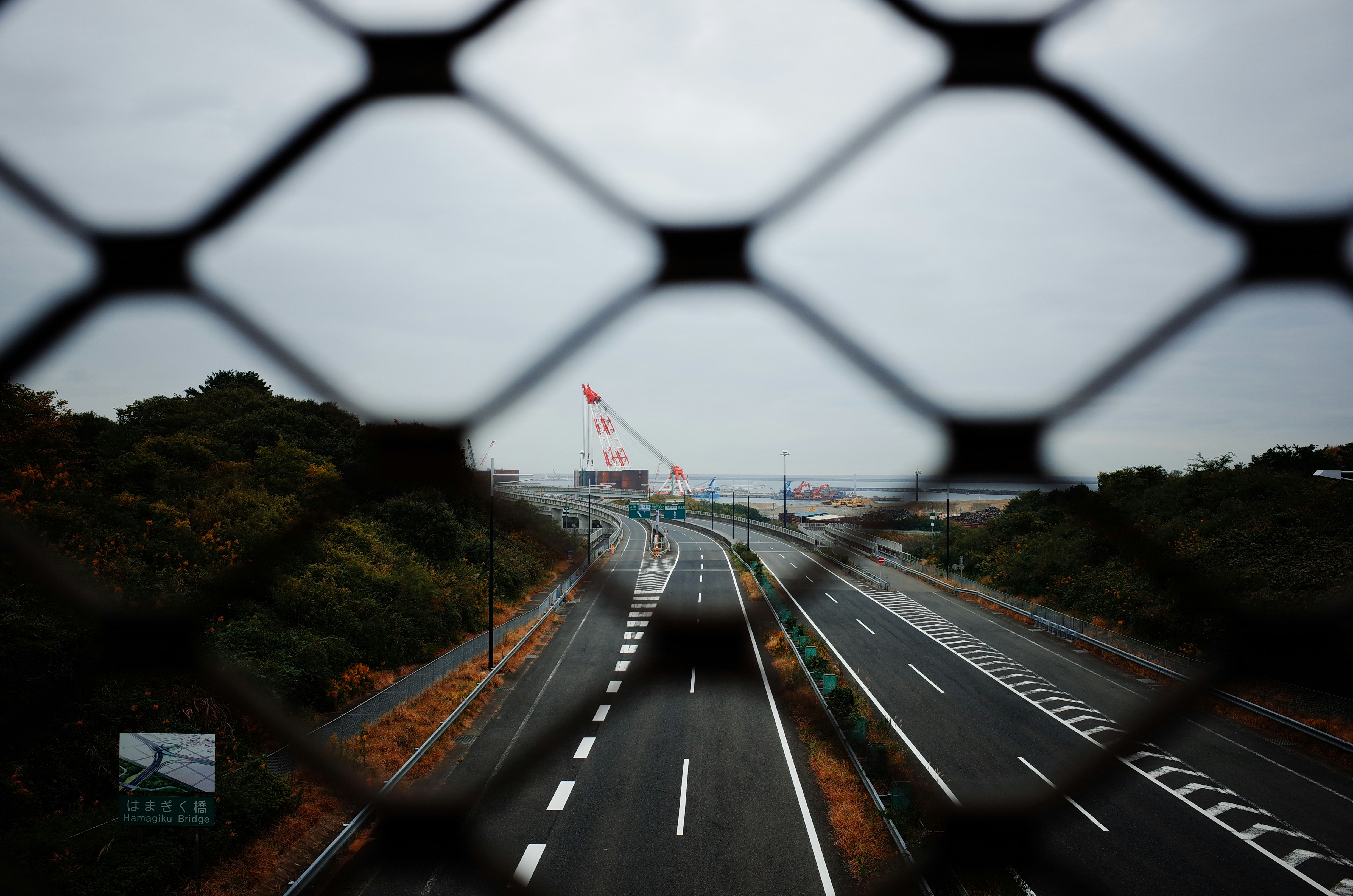 carros na estrada durante o dia