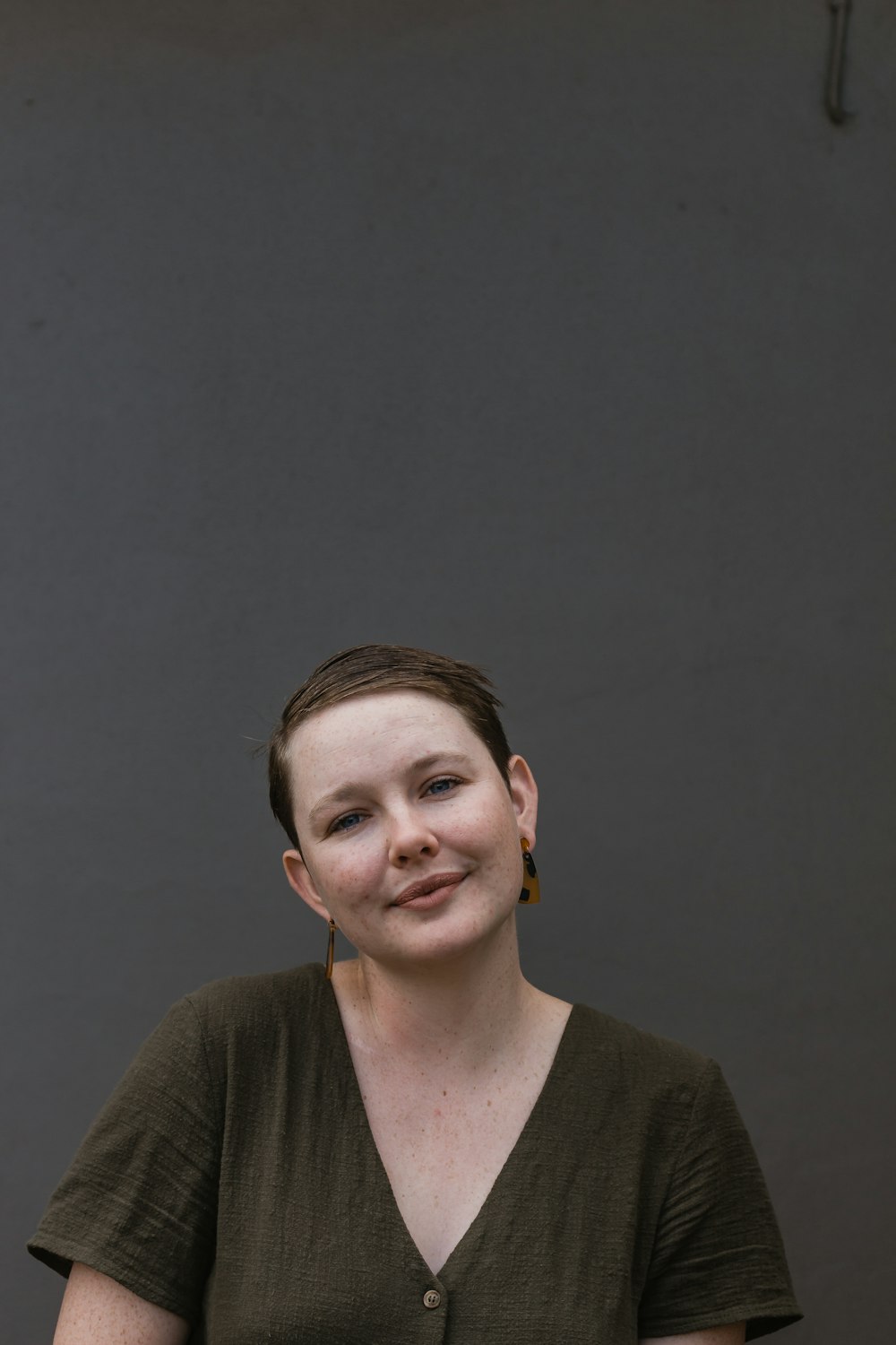 woman in brown v neck shirt