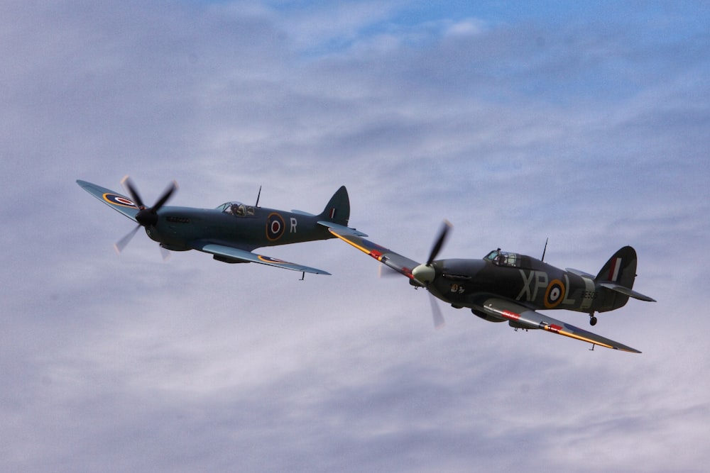 avion à réaction noir et jaune en plein vol