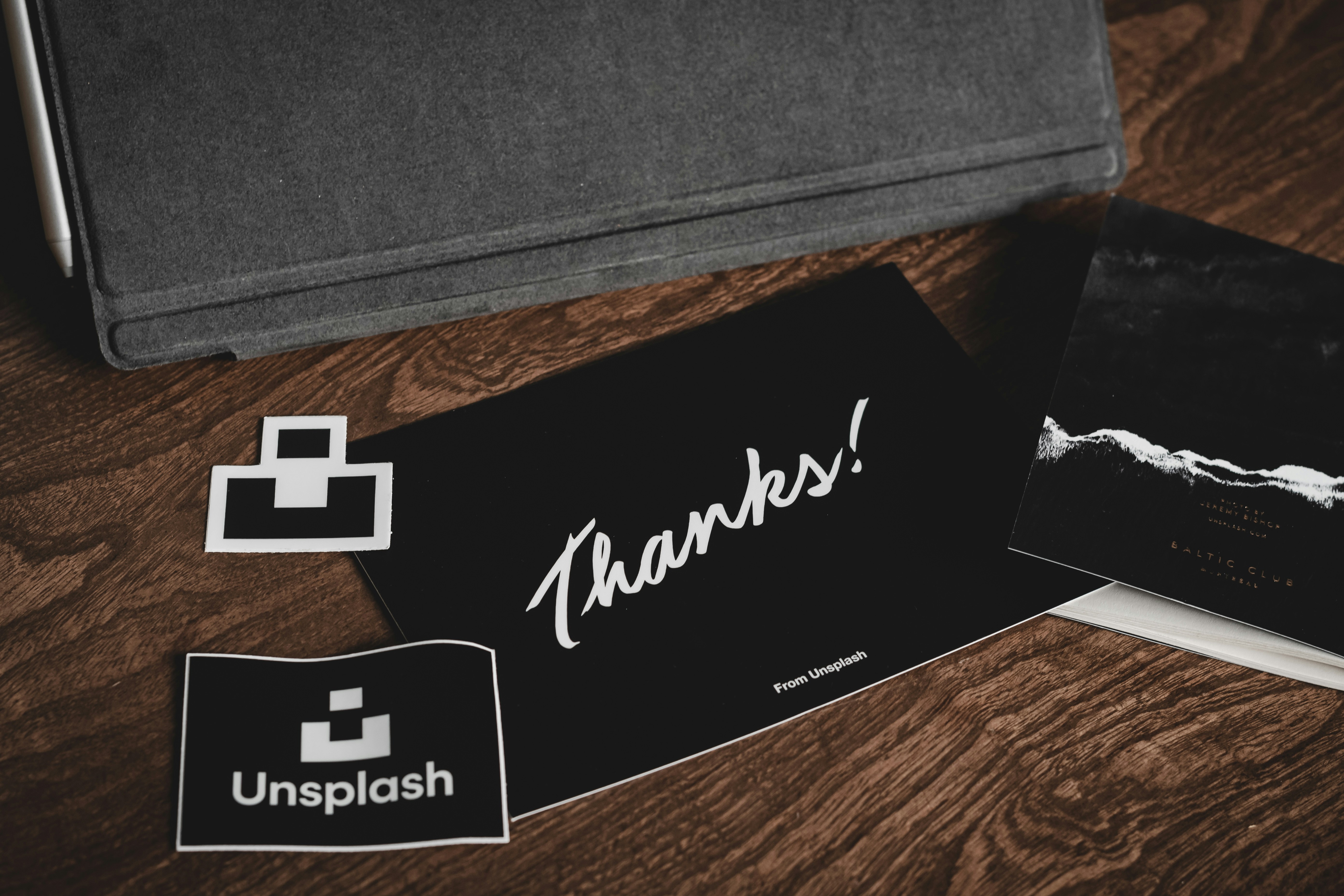 Schwarz-weißer Kasten auf braunem Holztisch