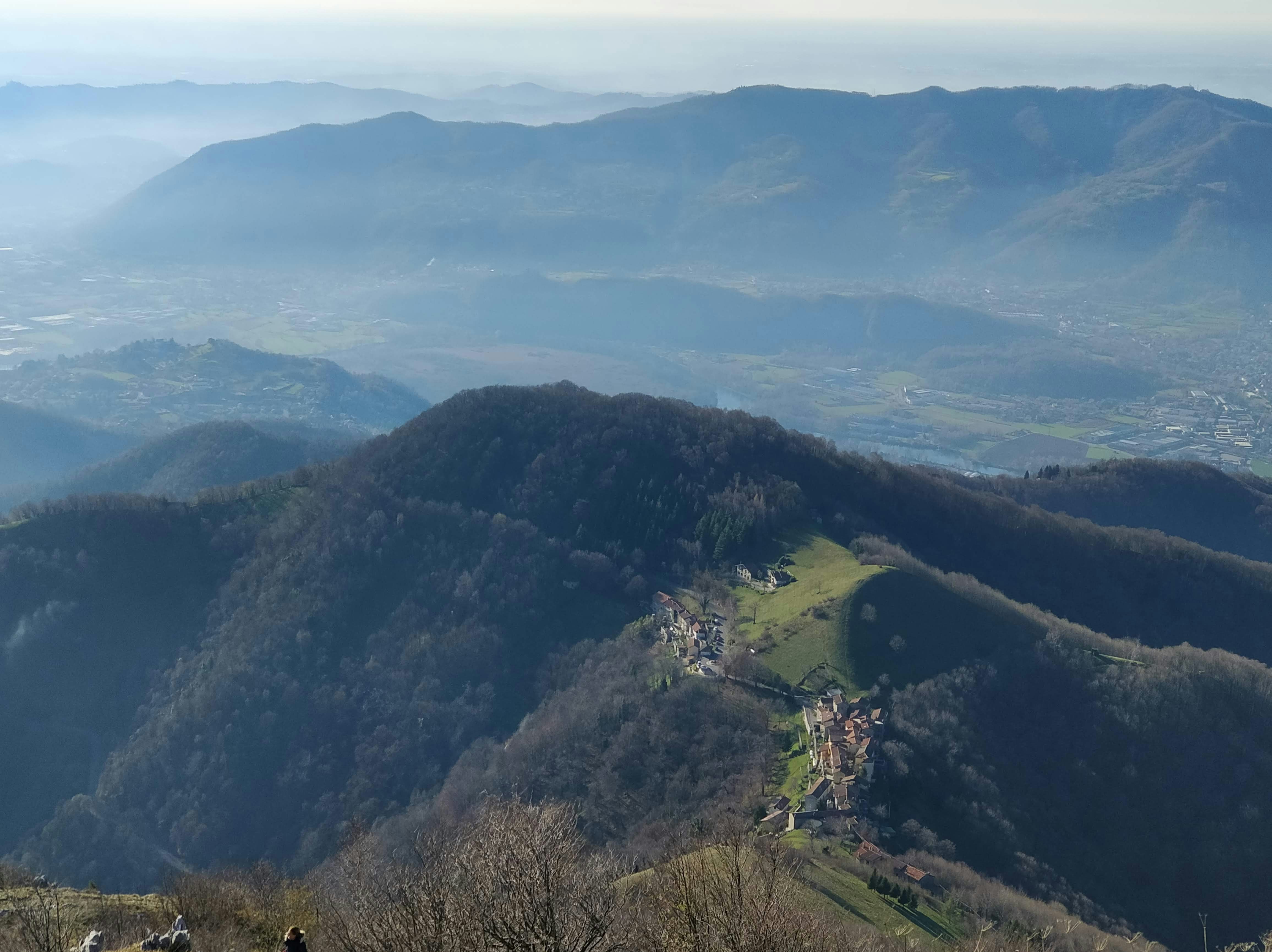 green grass field on mountain during daytime