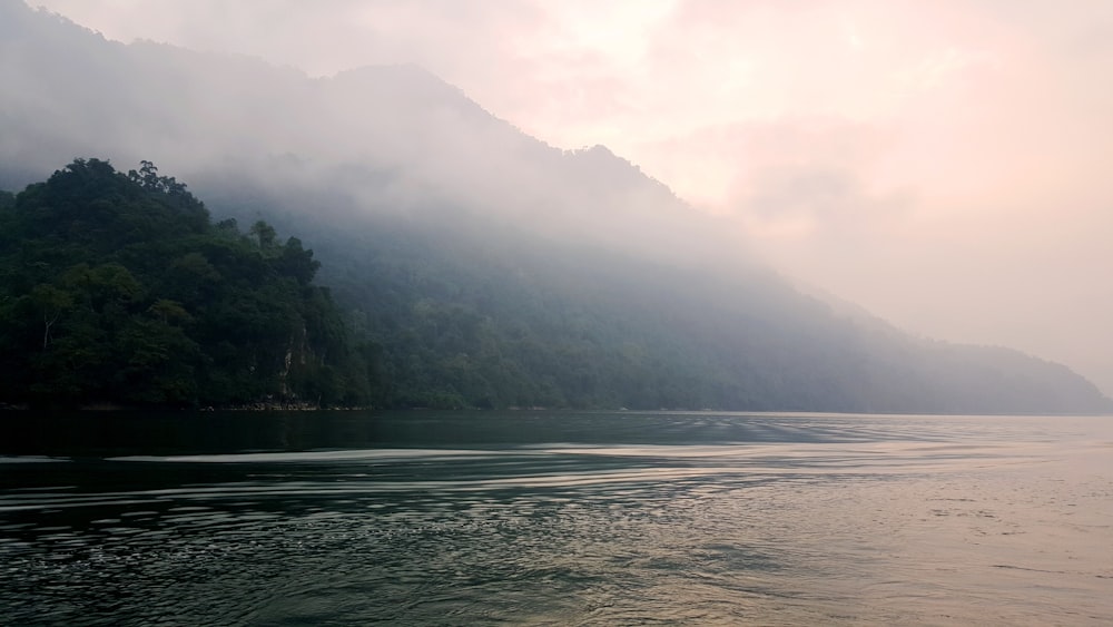 Cuerpo de agua cerca de la montaña durante el día