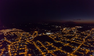 An overhead view of Bilbao city at night with animated delivery paths and temperature icons marking hot deliveries.