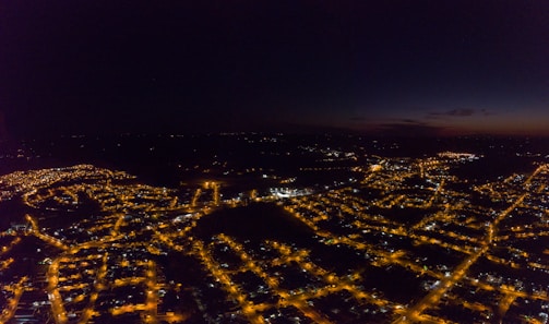 An overhead view of Bilbao city at night with animated delivery paths and temperature icons marking hot deliveries.
