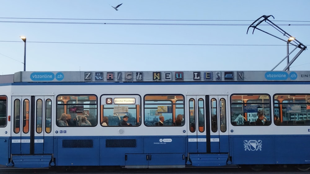 Train blanc et bleu sur la gare pendant la journée