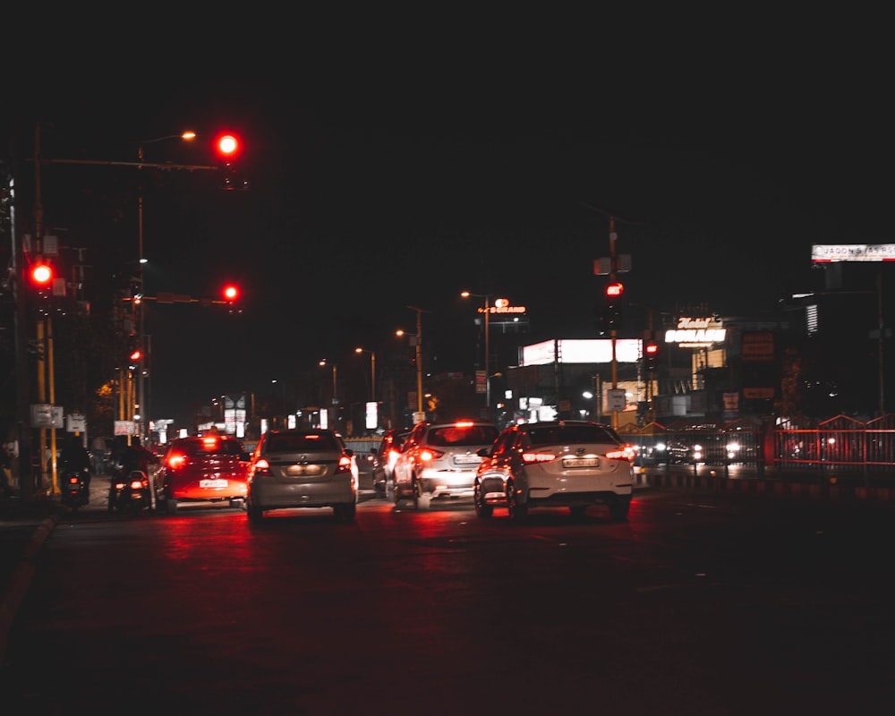 Coches en la carretera durante la noche