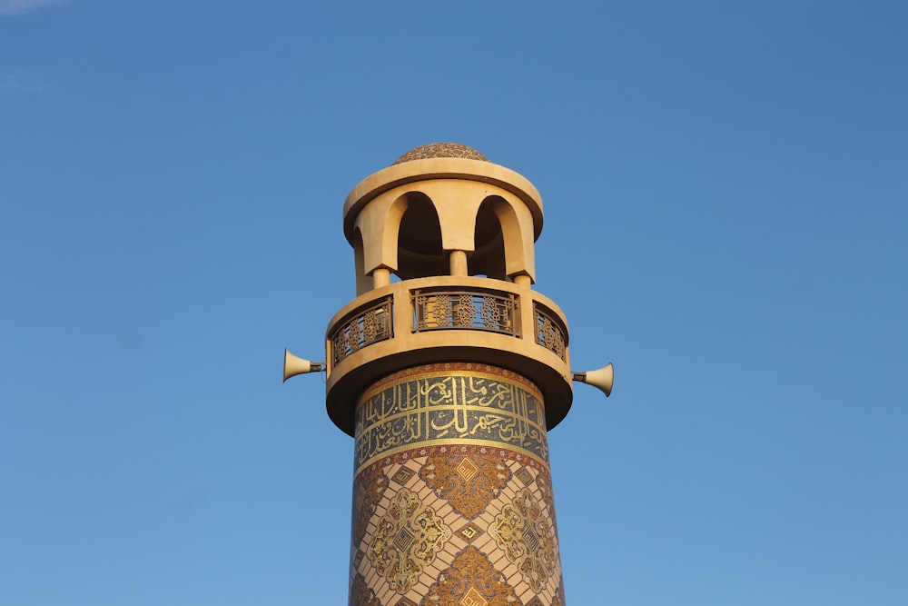 Brauner und schwarzer Turm unter blauem Himmel während des Tages