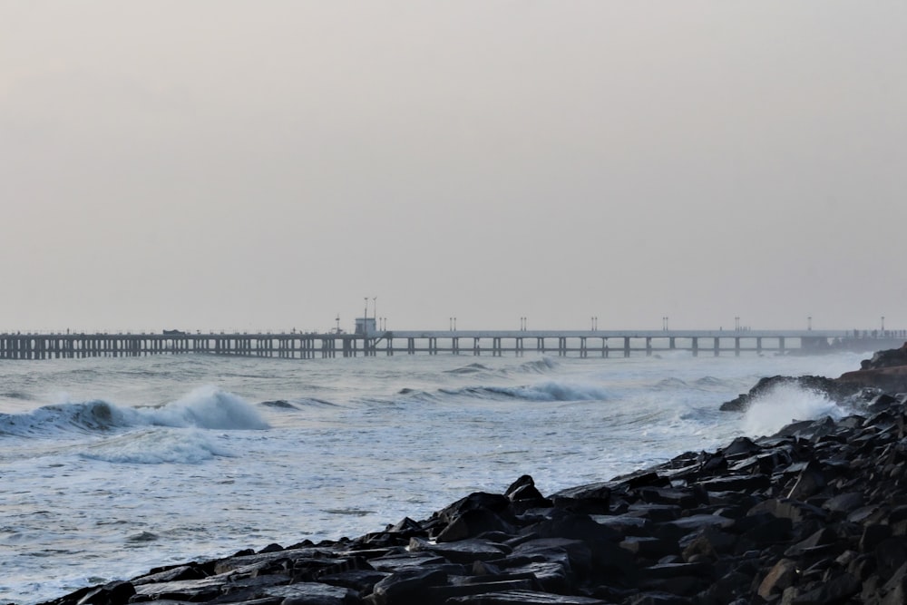 weißes Holzdock auf dem Meer während des Tages