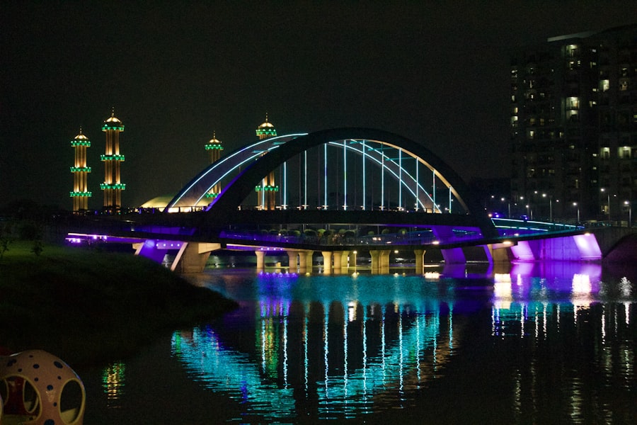 夜晚的峴港韓江與燈光閃爍的橋梁