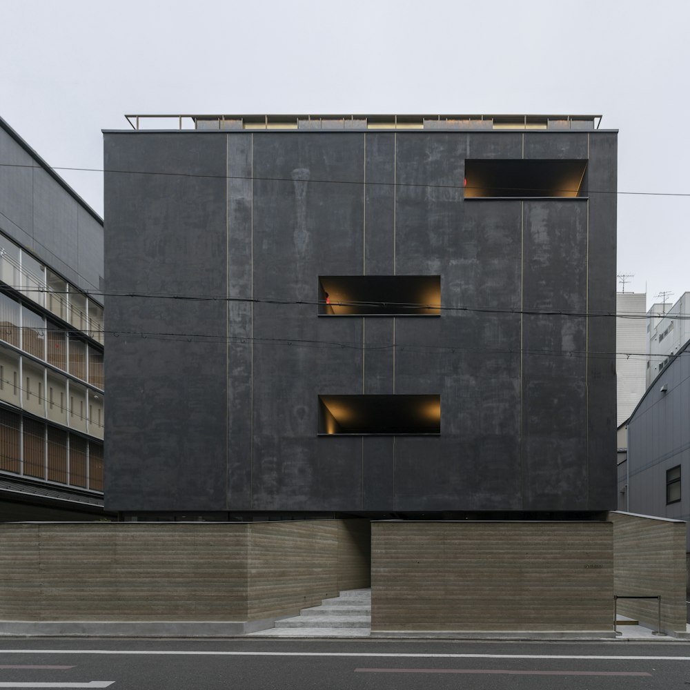 edifício de concreto preto e cinza